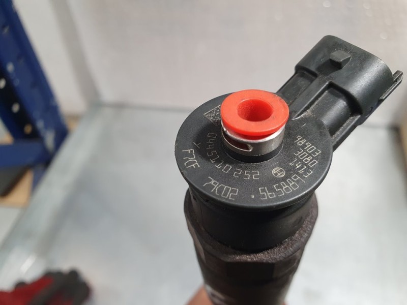 Recambio de inyector para peugeot 206 berlina 1.4 hdi referencia OEM IAM 565889 0445110252 BOSCH