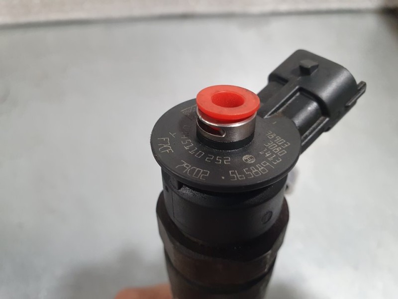 Recambio de inyector para peugeot 206 berlina 1.4 hdi referencia OEM IAM 565889 0445110252 BOSCH