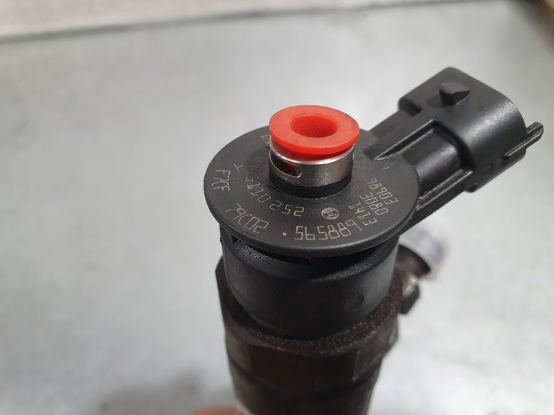 Recambio de inyector para peugeot 206 berlina 1.4 hdi referencia OEM IAM 565889 0445110252 BOSCH