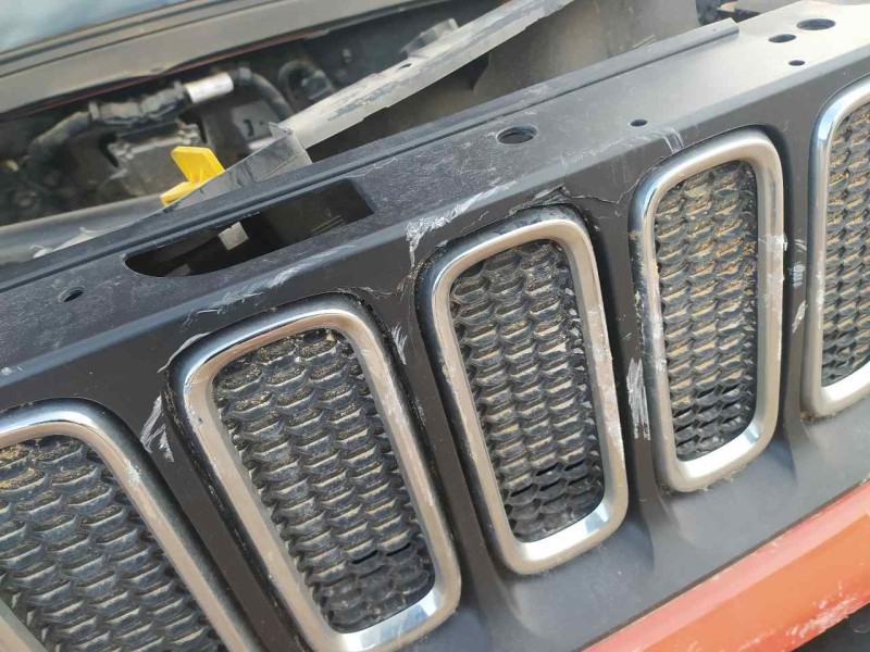 Recambio de rejilla delantera para jeep renegade sport fwd referencia OEM IAM 52091819  TOCADA