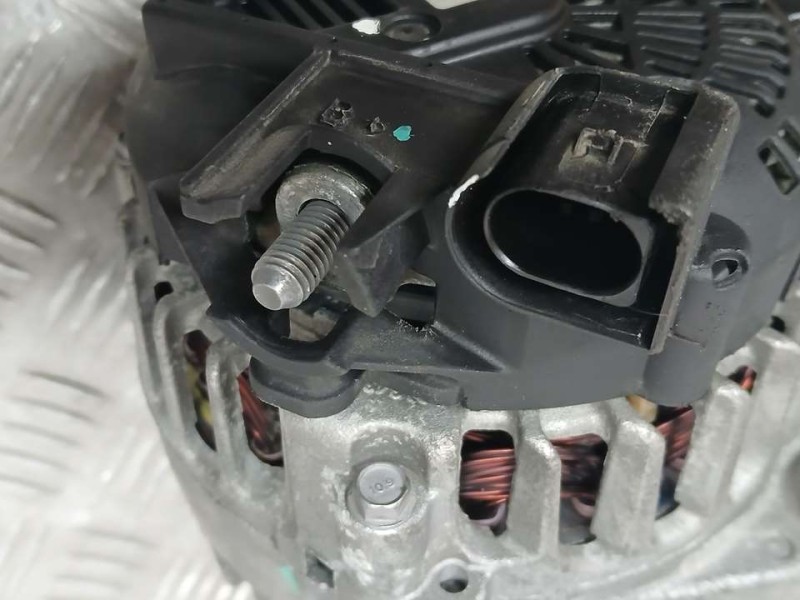 Recambio de alternador para ford focus lim. trend referencia OEM IAM AV6N10300HA 2606952C VALEO