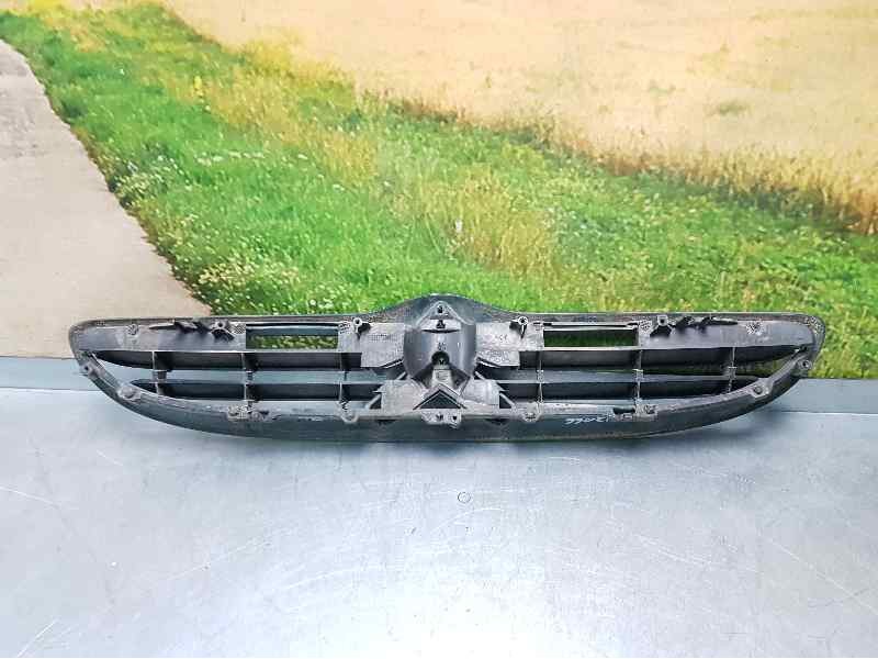 Recambio de rejilla delantera para citroën saxo 1.5 d sx referencia OEM IAM 9636012877  