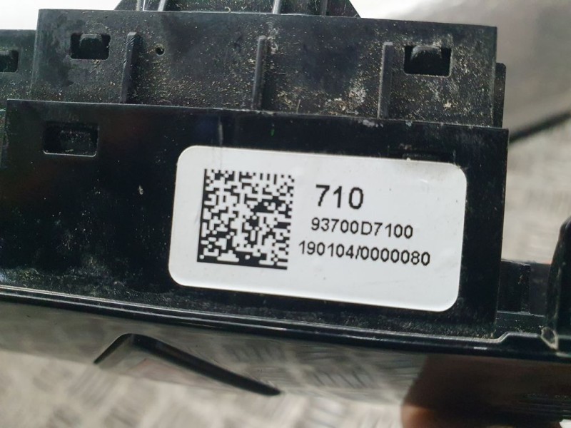 Recambio de warning para hyundai tucson essence 2wd referencia OEM IAM 93700D7100  