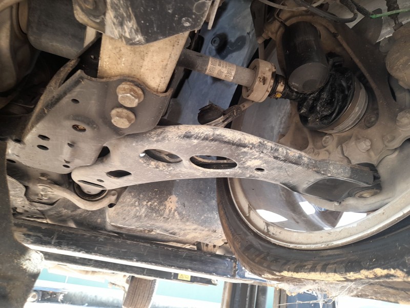 Recambio de brazo suspension inferior delantero izquierdo para bmw serie 1 lim. (f40) 118d referencia OEM IAM 31126879843  