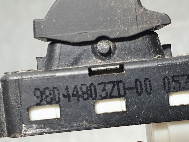 Recambio de mando elevalunas delantero derecho para peugeot 3008 active referencia OEM IAM 98044803ZD  