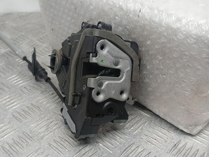 Recambio de cerradura puerta trasera derecha para renault captur ii evolution referencia OEM IAM 825021122R  