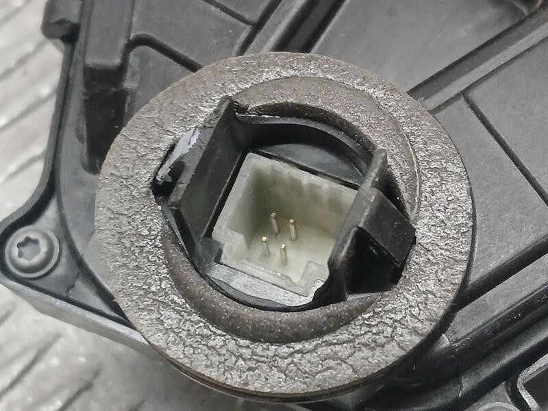 Recambio de cerradura puerta trasera derecha para renault captur ii evolution referencia OEM IAM 825021122R  