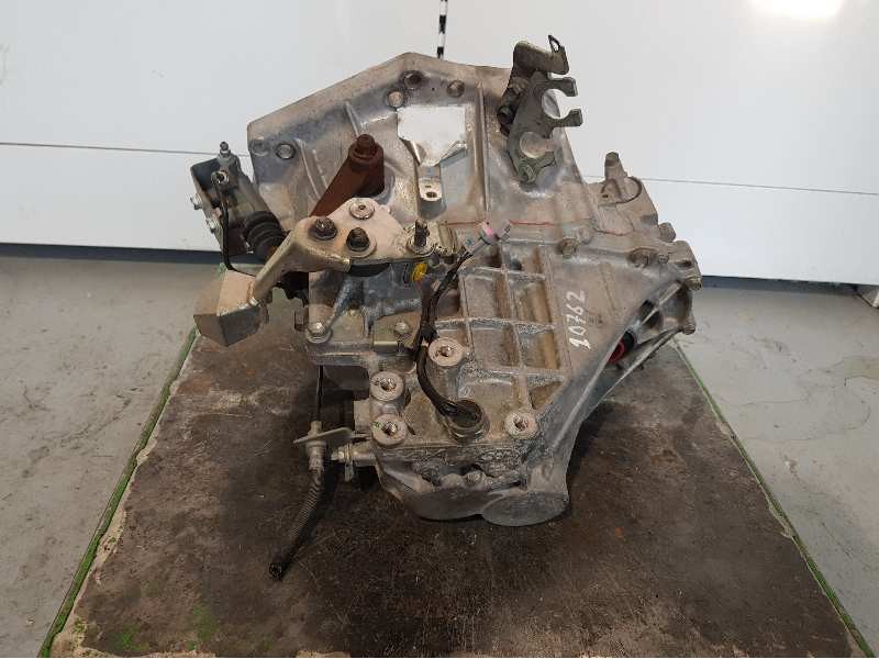 Recambio de caja cambios para toyota yaris (ksp9/scp9/nlp9) básico referencia OEM IAM 3030052420  5VELOCIDADES