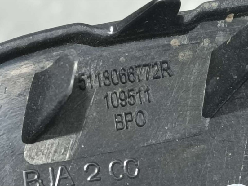 Recambio de tapa gancho remolque para renault clio v zen referencia OEM IAM 5118066772R  DELANTERO