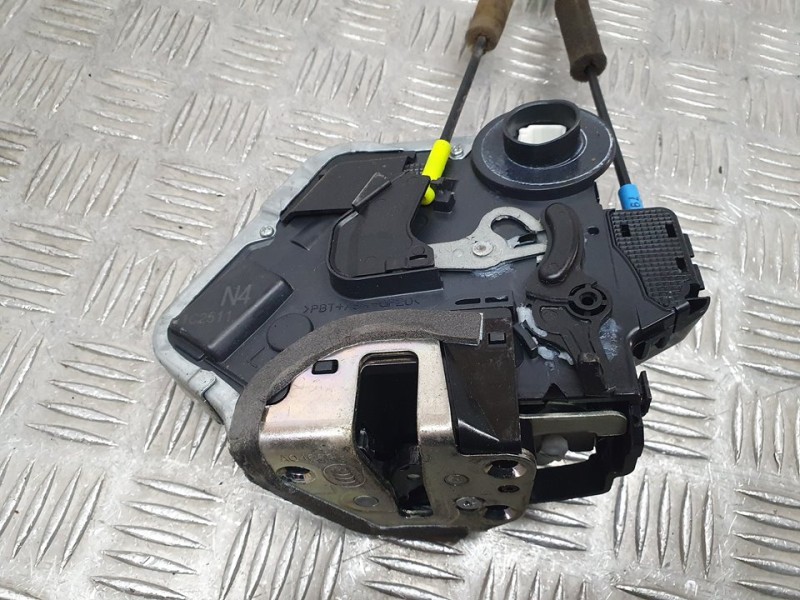 Recambio de cerradura puerta trasera izquierda para toyota avensis (t27) active referencia OEM IAM SIN REF  8 PINES