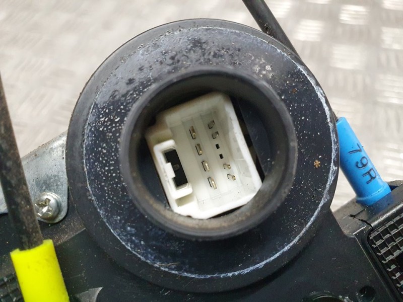 Recambio de cerradura puerta trasera izquierda para toyota avensis (t27) active referencia OEM IAM SIN REF  8 PINES