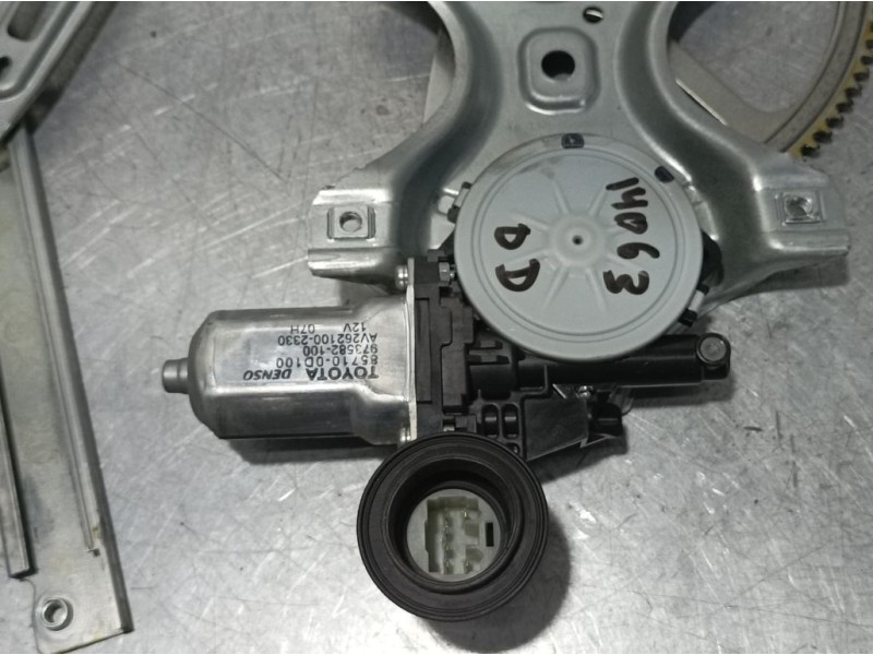 Recambio de elevalunas delantero derecho para toyota yaris (ksp9/scp9/nlp9) básico referencia OEM IAM 857100D100 973582100 DENSO