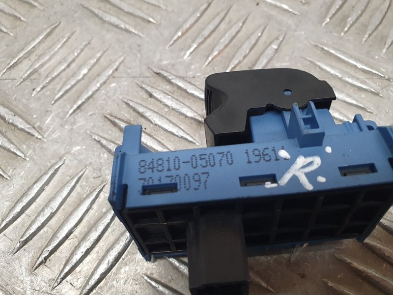 Recambio de mando elevalunas trasero izquierdo para toyota avensis (t27) active referencia OEM IAM 8481005070  