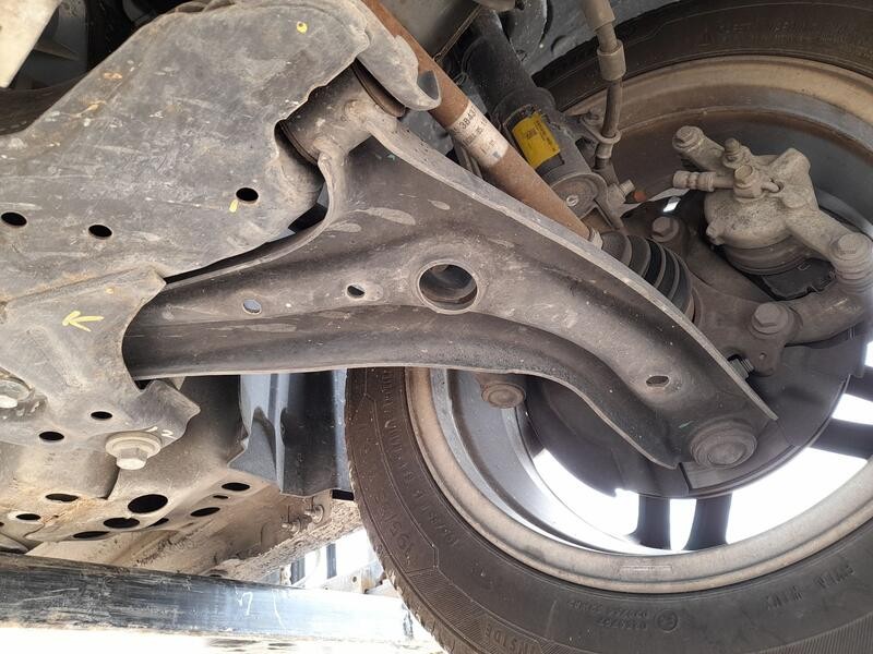 Recambio de brazo suspension inferior delantero izquierdo para ford ka+ iii (uk, fk) 1.2 ti-vct referencia OEM IAM 1908877  