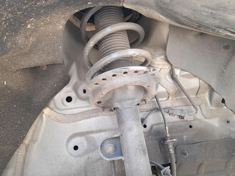 Recambio de amortiguador delantero derecho para ssangyong tivoli 1.2 referencia OEM IAM 4432035440  