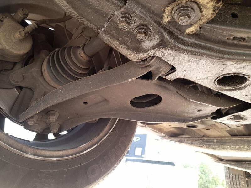 Recambio de brazo suspension inferior delantero derecho para ssangyong tivoli 1.2 referencia OEM IAM 4452035000  