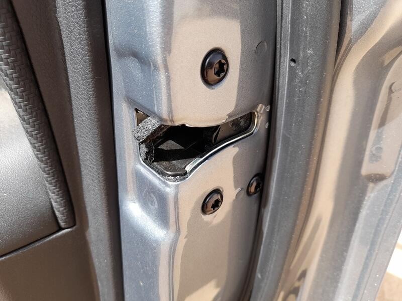 Recambio de cerradura puerta delantera derecha para ssangyong tivoli 1.2 referencia OEM IAM 7122035000  