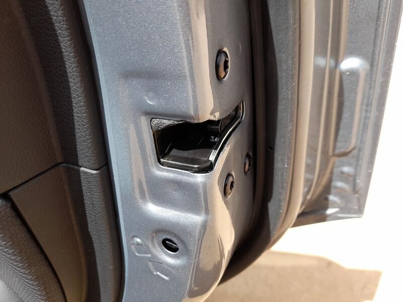 Recambio de cerradura puerta trasera derecha para ssangyong tivoli 1.2 referencia OEM IAM 7132035000  