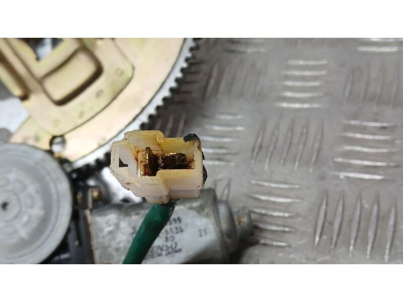 Recambio de elevalunas delantero izquierdo para mitsubishi montero sport (k90) gls referencia OEM IAM MR144595 ELECTRICO 2 PINS 