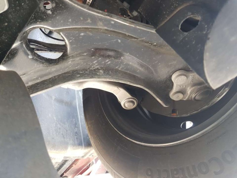 Recambio de brazo suspension inferior delantero izquierdo para mitsubishi colt 100t motion referencia OEM IAM MQ006789  