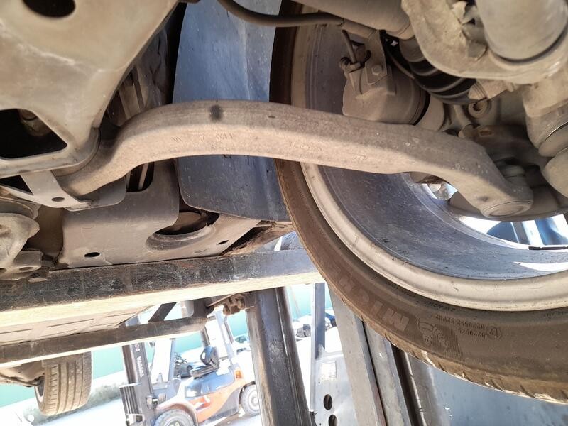 Recambio de brazo suspension inferior delantero izquierdo para seat exeo (3r2) 2.0 tdi referencia OEM IAM 8E0407694AL INFERIOR 