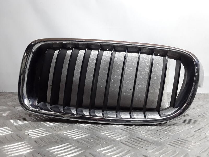 Recambio de rejilla delantera para bmw serie 3 lim. (f30) 318 d referencia OEM IAM 51137255411 IZQUIERDA pata rota 