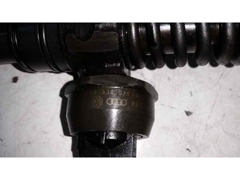 Recambio de inyector para skoda fabia (5j2 ) 1.9 tdi referencia OEM IAM 0414720215 038130073AG BOSCH