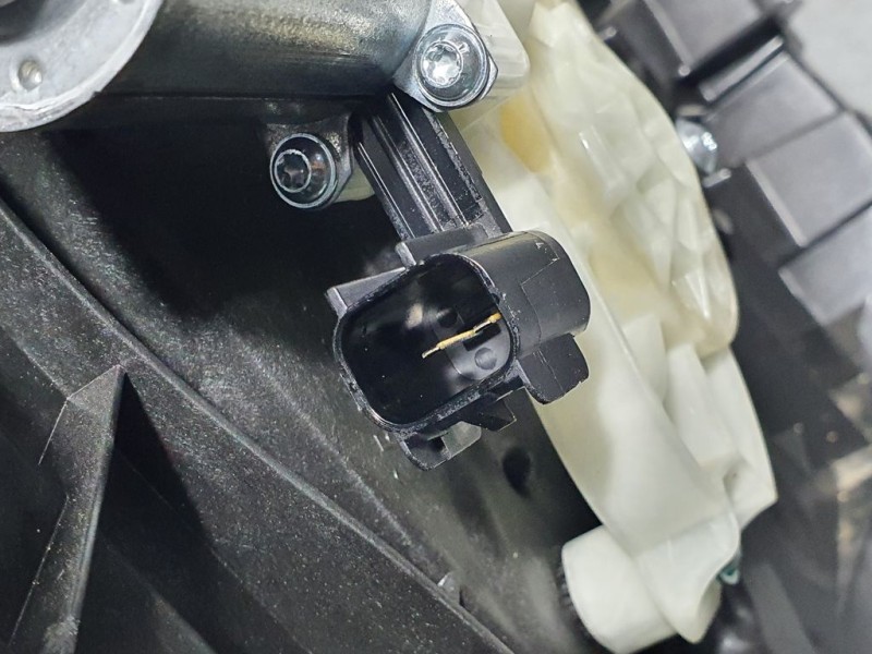 Recambio de elevalunas delantero derecho para ford fiesta (ce1) titanium referencia OEM IAM L1BBA23200CCB  ELECTRICO 2 PINS