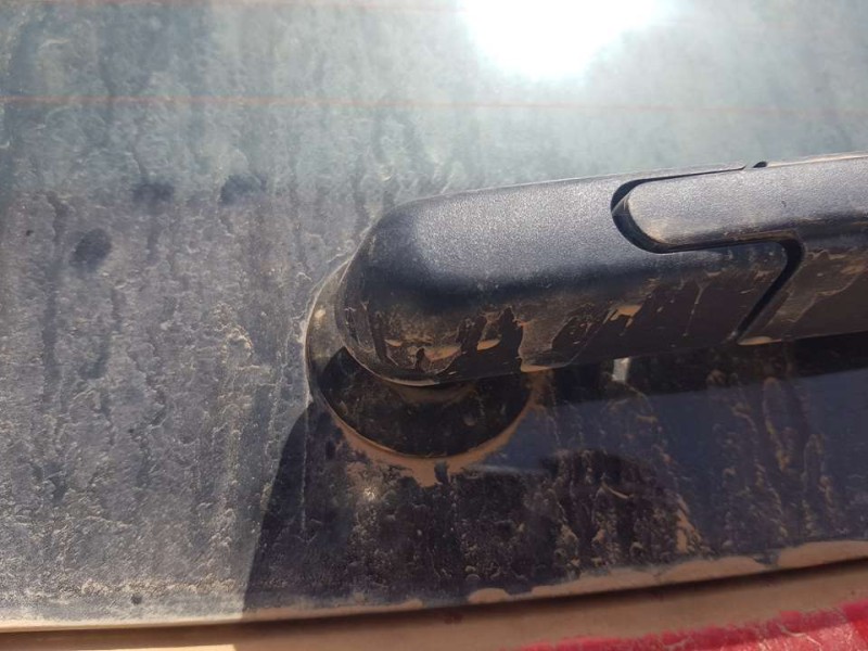 Recambio de motor limpia trasero para mitsubishi colt 100t motion referencia OEM IAM MQ006585  