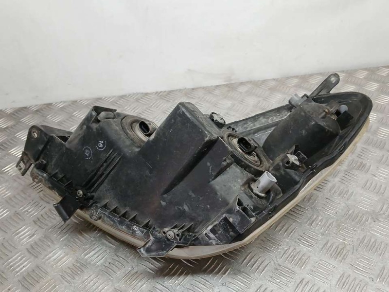 Recambio de faro derecho para toyota corolla verso (r1) 1.8 luna referencia OEM IAM 811300F010  PULIR
