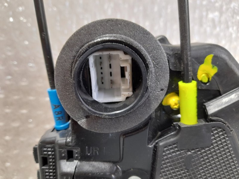 Recambio de cerradura puerta trasera derecha para toyota auris active referencia OEM IAM 6905005050  