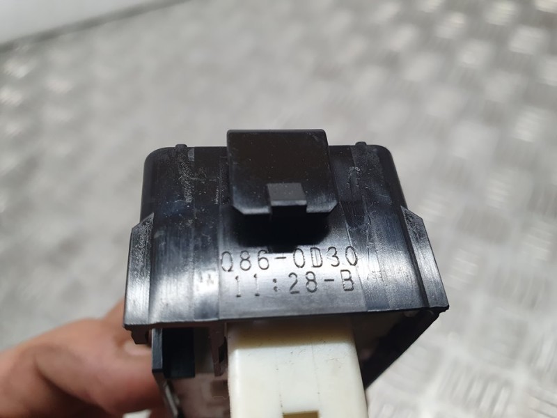 Recambio de mando elevalunas trasero derecho para toyota auris active referencia OEM IAM 0860D30  