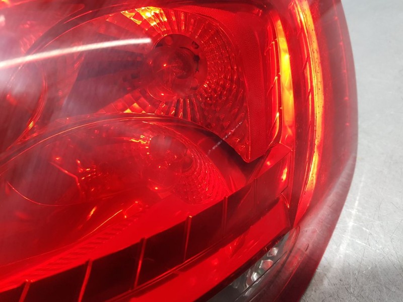 Recambio de piloto trasero derecho para ford fiesta (cb1) ambiente referencia OEM IAM   ROZADO