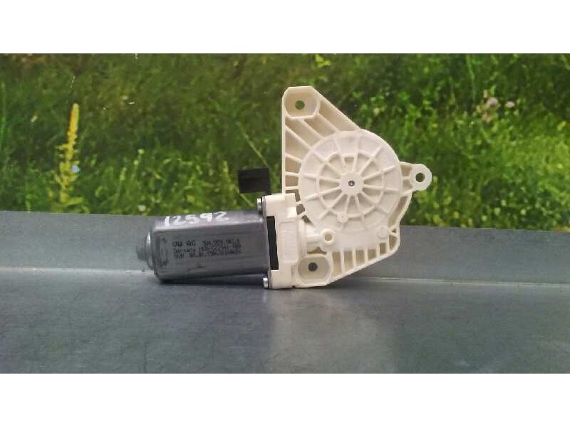 Recambio de motor elevalunas delantero derecho para volkswagen passat lim. (3g2) edition bmt referencia OEM IAM 5Q4959802B 2 PIN