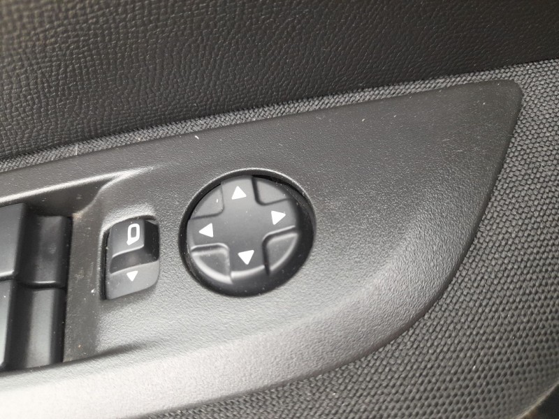 Recambio de mando elevalunas delantero izquierdo para peugeot 208 ii (ub_, up_, uw_, uj_) 1.2 puretech 75 referencia OEM IAM 967