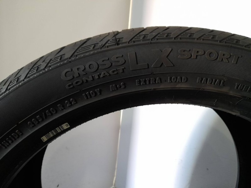 Recambio de neumatico pareja para neumaticos nuevos - referencia OEM IAM 2854022110Y 285/40/22/110Y CONTINENTAL