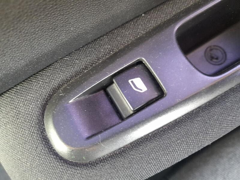 Recambio de mando elevalunas trasero derecho para citroën c3 iii (sx) 1.2 vti 82 referencia OEM IAM 96762292ZD  