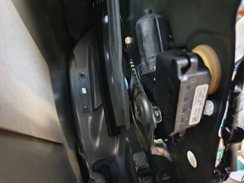 Recambio de elevalunas trasero izquierdo para toyota avensis touring sports advance referencia OEM IAM 6984005131  ELECTRICO