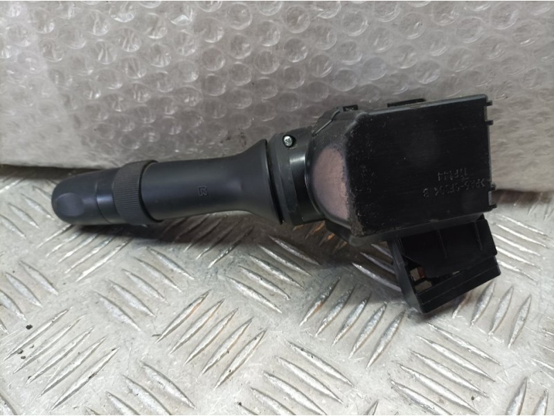 Recambio de mando limpia para toyota avensis touring sports advance referencia OEM IAM 05190 17F381 