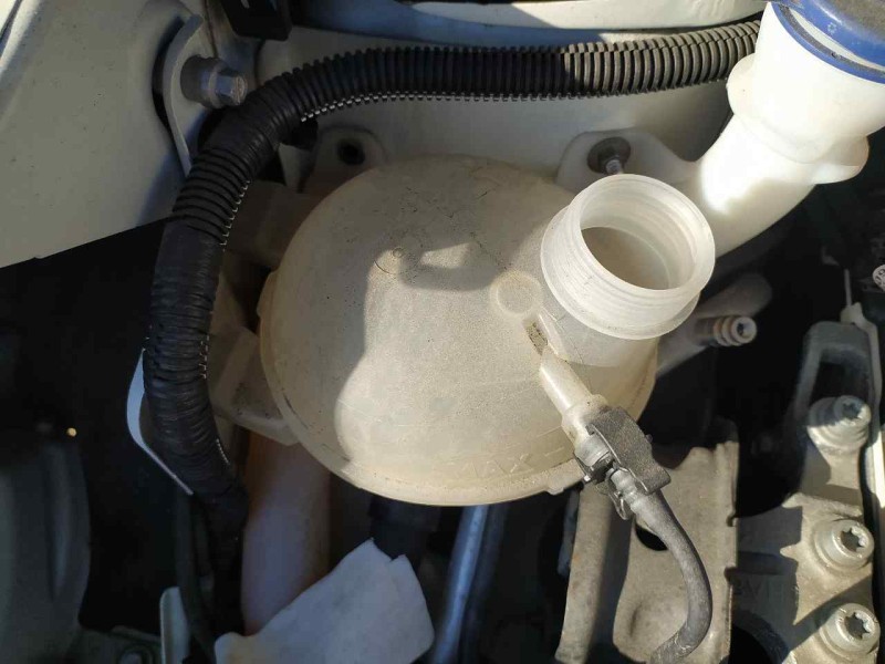 Recambio de deposito expansion para citroën c3 live pack referencia OEM IAM 9800777280  SIN TAPON