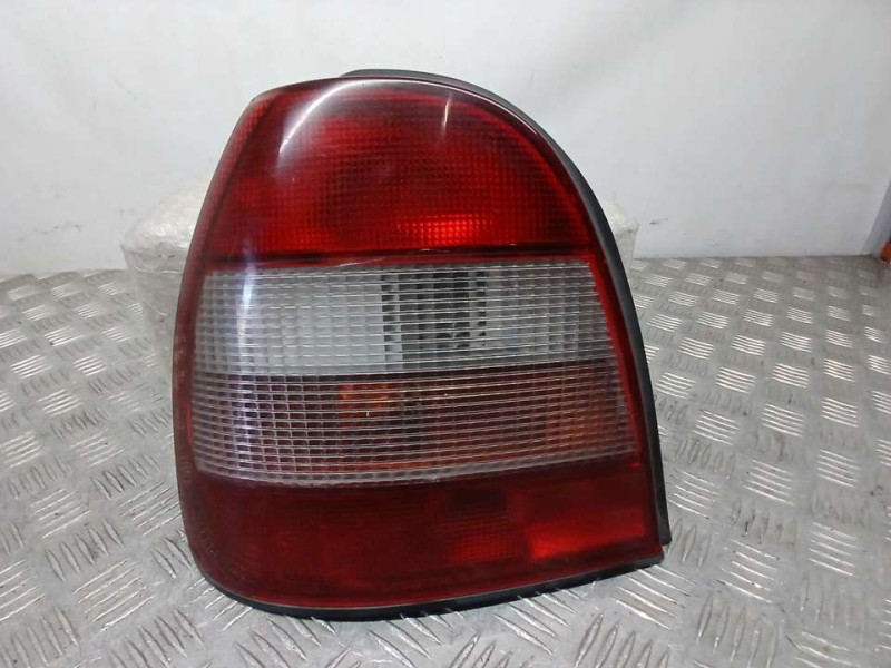 Recambio de piloto trasero izquierdo para nissan sunny berlina (n14) lx referencia OEM IAM B655962C20 22063324 ROZADO KOITO