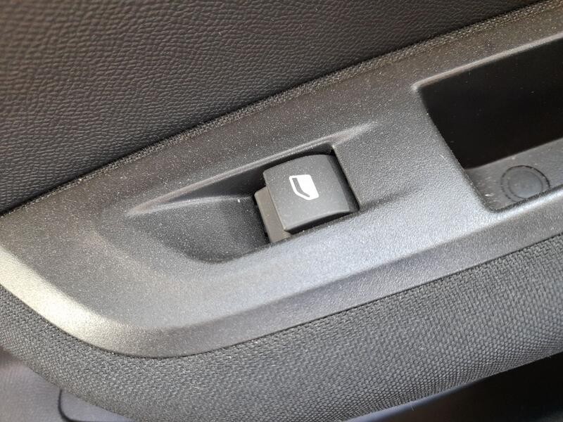 Recambio de mando elevalunas trasero derecho para peugeot 2008 ii (ud_, us_, uy_, uj_, ur_, uc_) 1.2 puretech 100 referencia OEM