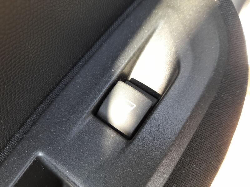 Recambio de mando elevalunas trasero izquierdo para peugeot 2008 ii (ud_, us_, uy_, uj_, ur_, uc_) 1.2 puretech 100 referencia O