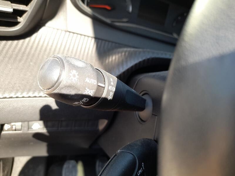 Recambio de mando luces y limpia para peugeot 2008 ii (ud_, us_, uy_, uj_, ur_, uc_) 1.2 puretech 100 referencia OEM IAM 9835198