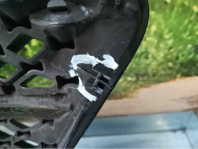 Recambio de rejilla delantera para toyota corolla (e12) 1.6 terra berlina referencia OEM IAM 5311102160  3 PATAS ROTAS