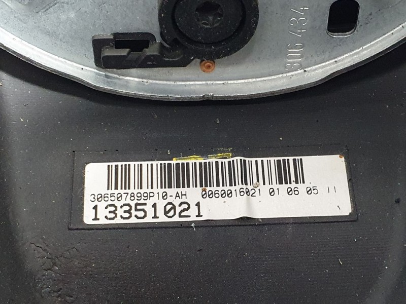 Recambio de volante para opel astra j lim. sport referencia OEM IAM 13351021  