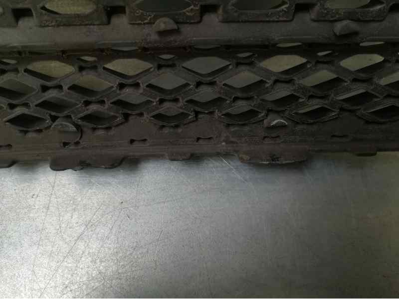 Recambio de rejilla delantera para toyota corolla (e12) 1.6 terra berlina referencia OEM IAM 5311102160  3 PATAS ROTAS