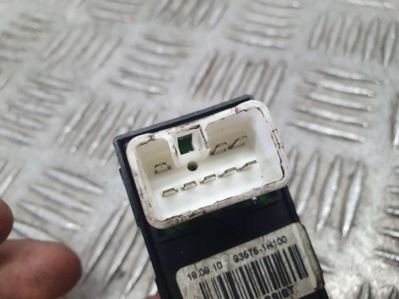 Recambio de mando elevalunas delantero derecho para kia cee´d drive referencia OEM IAM 935751H100  