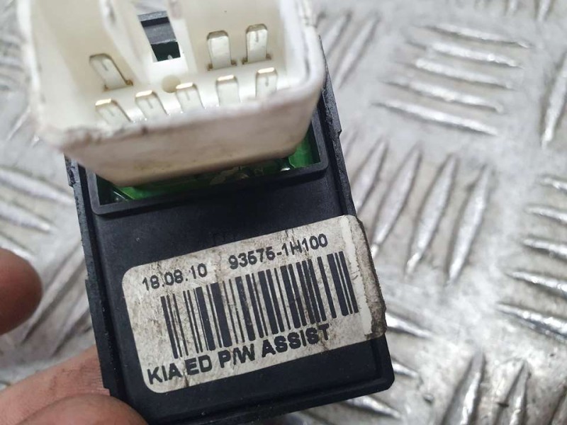 Recambio de mando elevalunas delantero derecho para kia cee´d drive referencia OEM IAM 935751H100  
