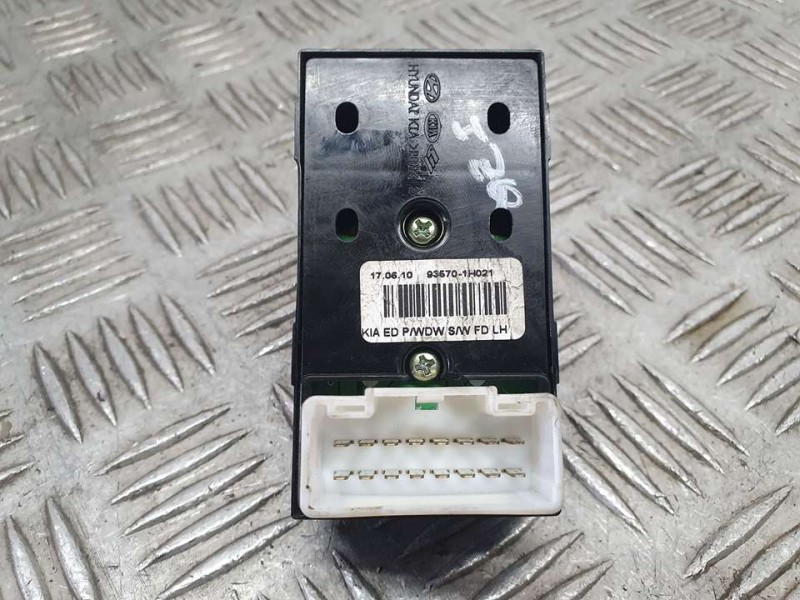 Recambio de mando elevalunas delantero izquierdo para kia cee´d drive referencia OEM IAM 935701H021  